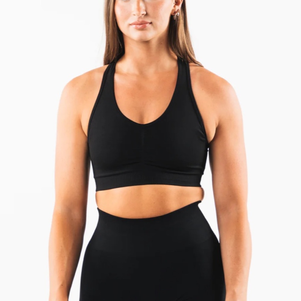 Alphalete Amplify Bra in black